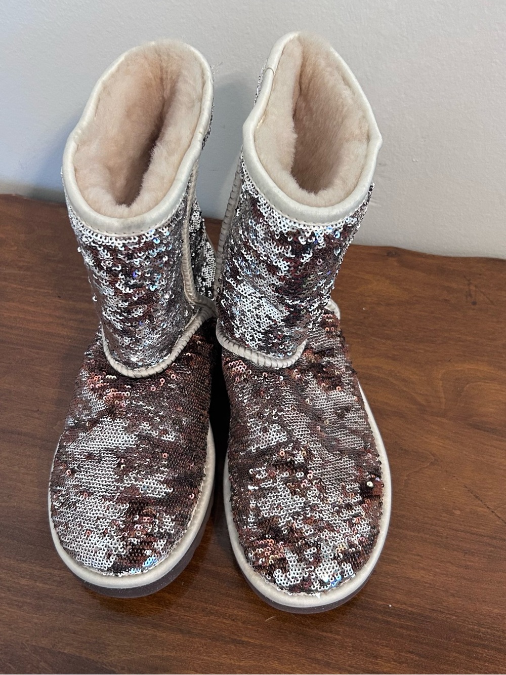 ❤️MAKE OFFER❤️ UGG womens Short Two Tone Brown Silver Sequins Boots Size 8 - Picture 3 of 10
